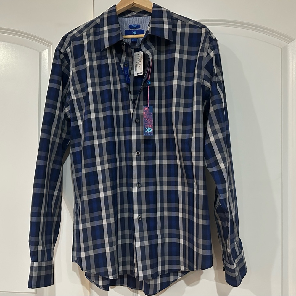 EGARA Men’s Blue Grey Plaid Dress Shirt, Size XL. (Men’s Warehouse)